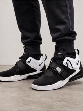 Nike Air Force 270 Men’s Size 10.5 Black White Athletic Sneakers